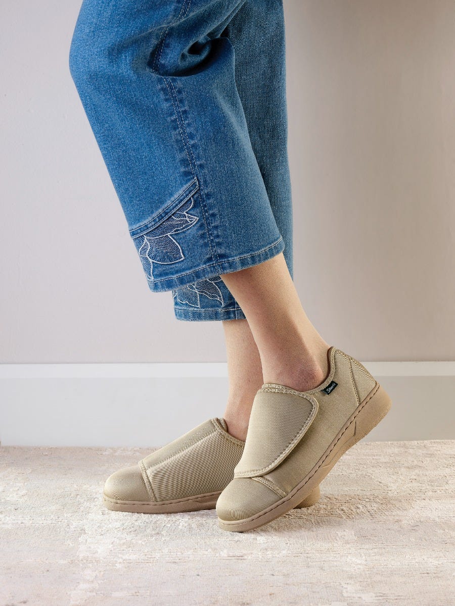 Women's Spill-Resistant Easy-Close Shoes